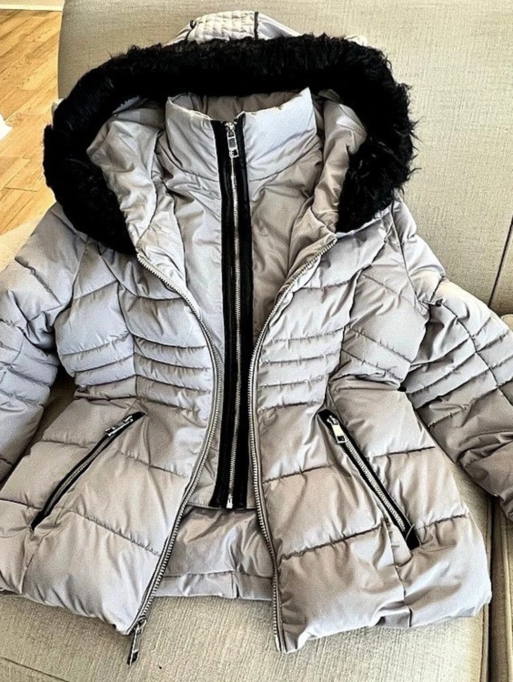 GUESS Gray Puffer Jacket Size Medium Like New